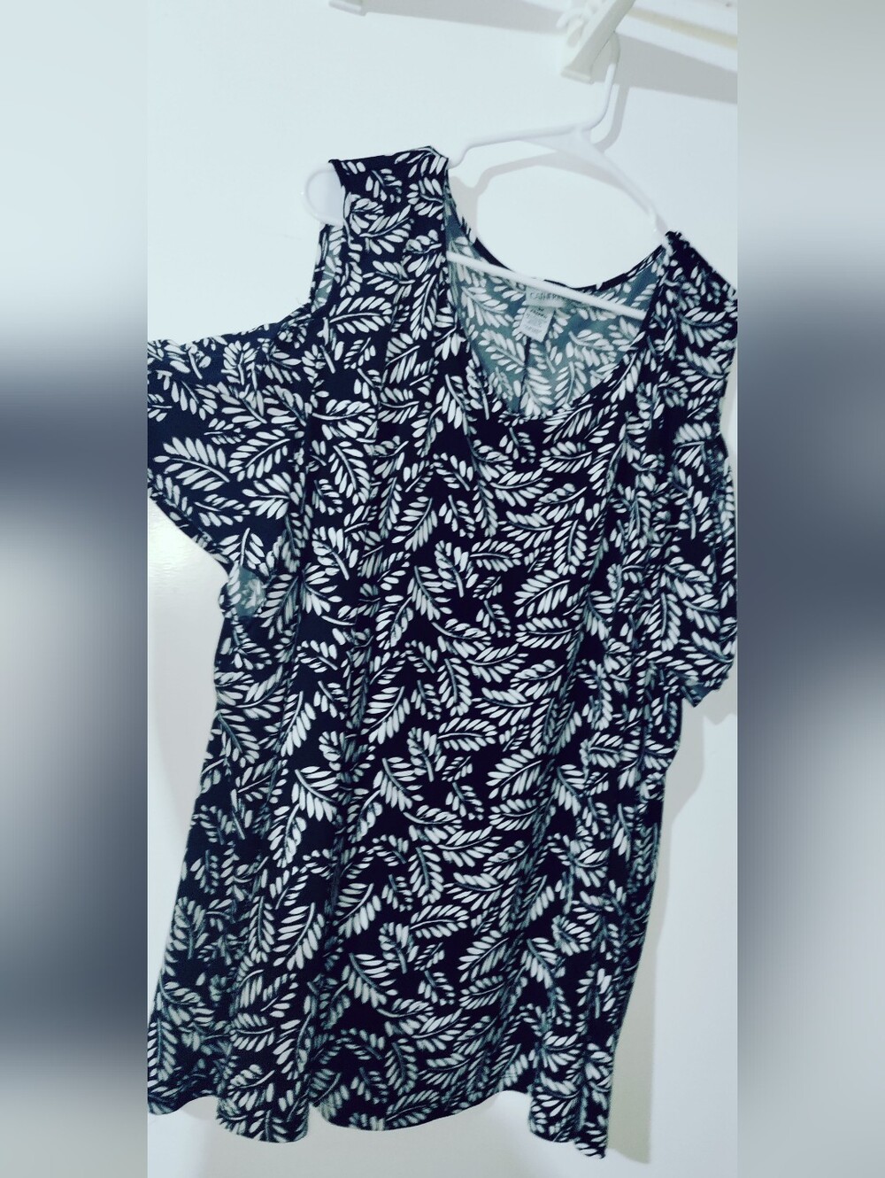 Catherines 3X 26/28 Black White Leaves Cold Shoulder Top